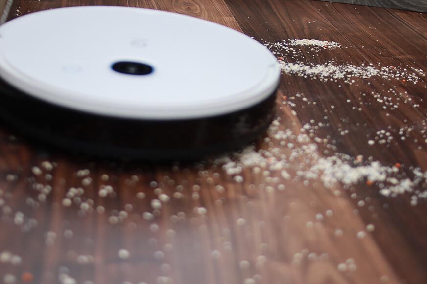 Yeedi Vac Max всасывает овсяные хлопья на ламинате во время теста